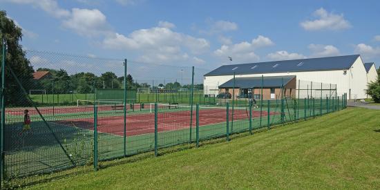 Terrains de tennis (couverts et extérieurs)